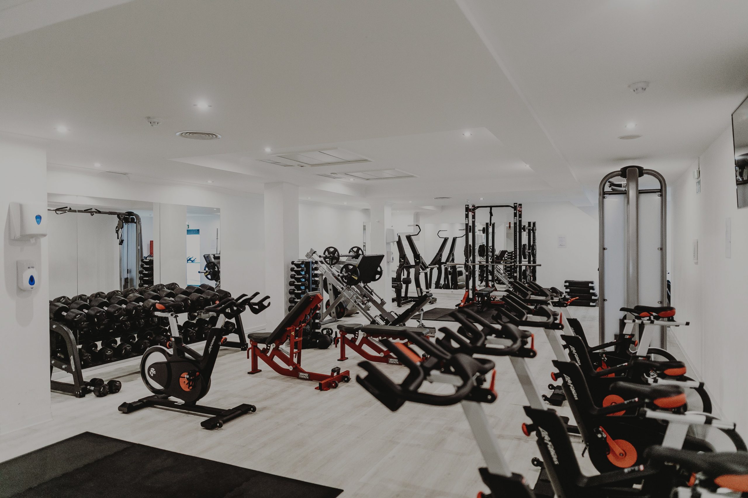 Lyst fitnesscenter med træningsmaskiner
